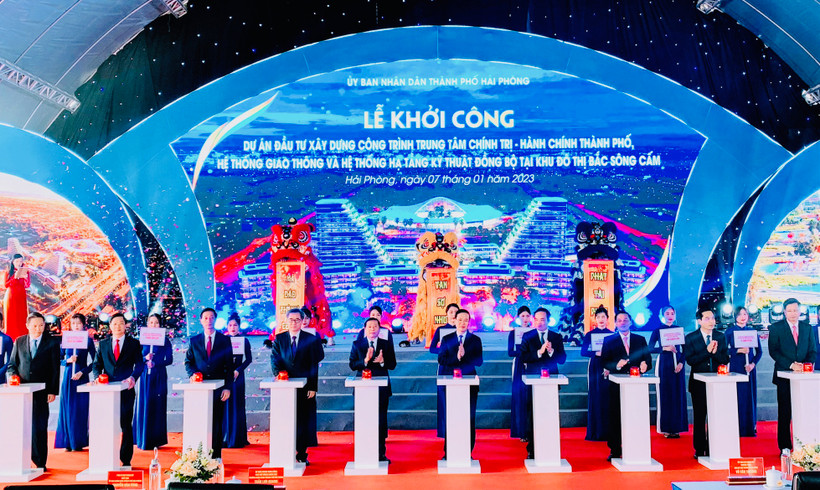 Đồng chí Võ Văn Thưởng cùng các đại biểu nhấn nút khởi công Dự án đầu tư xây dựng Trung tâm Chính trị-Hành chính thành phố Hải Phòng.