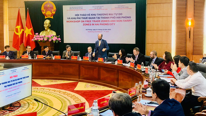 Đại diện Cục Hải quan và Bảo vệ biên giới Hoa Kỳ chia sẻ tại hội thảo.