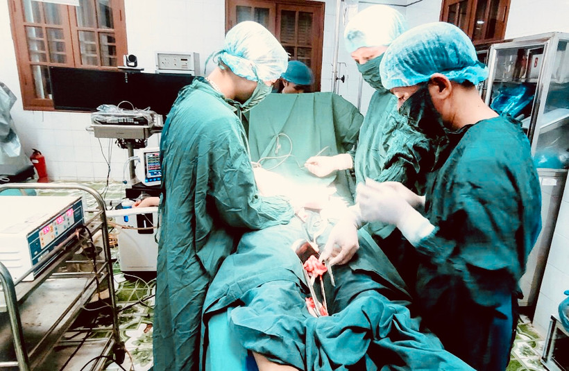 Các y, bác sĩ Trung tâm Y tế quân dân y huyện đảo Bạch Long Vĩ thực hiện ca phẫu thuật bệnh nhân chửa ngoài tử cung nguy cơ vỡ.