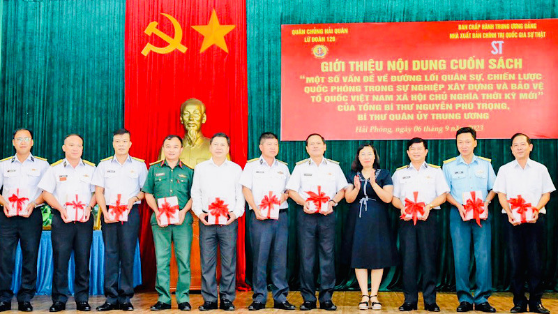 Nhà xuất bản Chính trị quốc gia Sự thật trao sách tặng các đại biểu, các cơ quan, đơn vị.