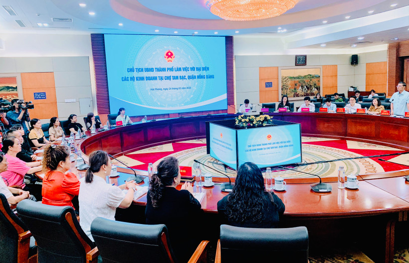 Quang cảnh cuộc đối thoại của Chủ tịch Ủy ban nhân dân thành phố Hải Phòng với các hộ kinh doanh, chiều 24/3.