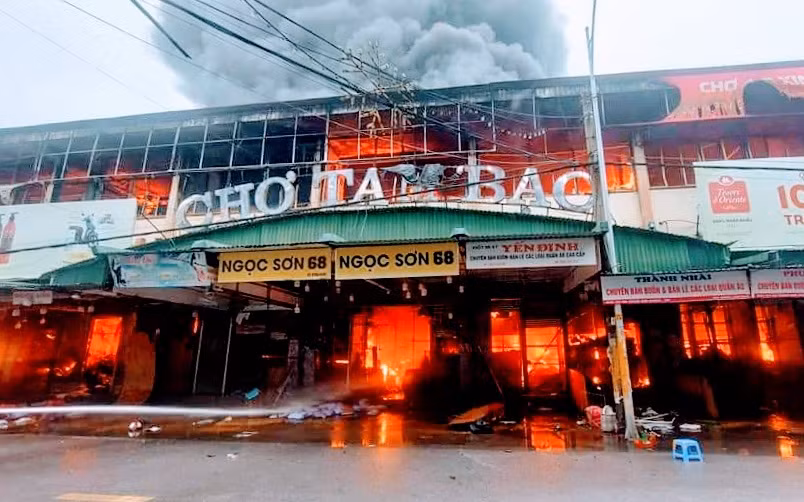 Chợ Tam Bạc (chợ Đổ) tại Hải Phòng đang cháy dữ dội.
