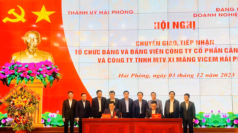 Ký kết chuyển giao và tiếp nhận 2 tổ chức đảng và đảng viên từ Thành ủy Hải Phòng về Đảng ủy Khối Doanh nghiệp Trung ương.
