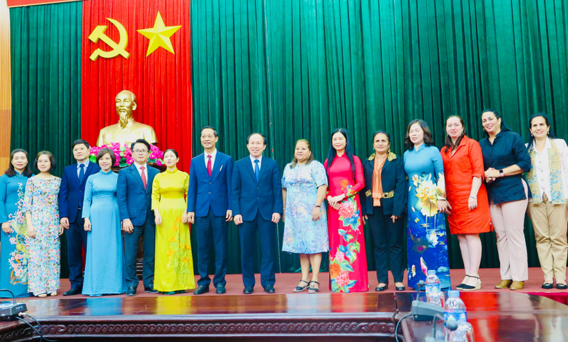 Lãnh đạo thành phố Hải Phòng chụp ảnh lưu niệm với Đoàn đại biểu cấp cao Hội Liên hiệp Phụ nữ nước Cộng hòa Cuba.