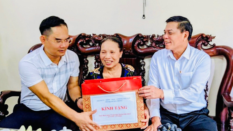 Lãnh đạo thành phố Hải Phòng thăm và tặng quà người có công trên địa bàn quận Ngô Quyền, nhân Ngày Thương binh-Liệt sĩ. (Ảnh tư liệu)