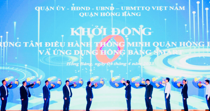 Lãnh đạo thành phố Hải Phòng và lãnh đạo quận Hồng bàng nhấn nút khởi động Trung tâm điều hành thông minh HB IOC.