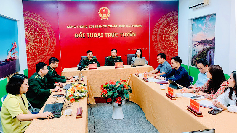 Lãnh đạo Bộ chỉ huy Bộ đội Biên phòng Hải Phòng đối thoại trực tuyến trên Cổng thông tin điện tử Hải Phòng.