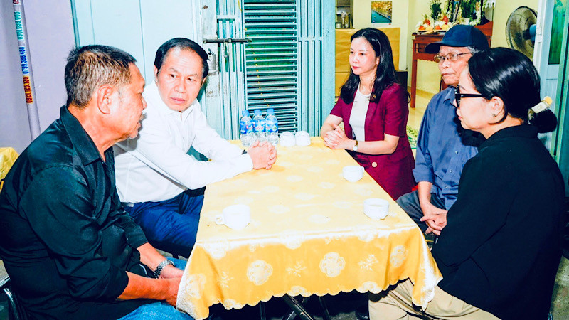 Bí thư Thành ủy Hải Phòng ân cần thăm hỏi, chia sẻ với nỗi đau thương, mất mát mà gia đình nạn nhân đang phải gánh chịu.