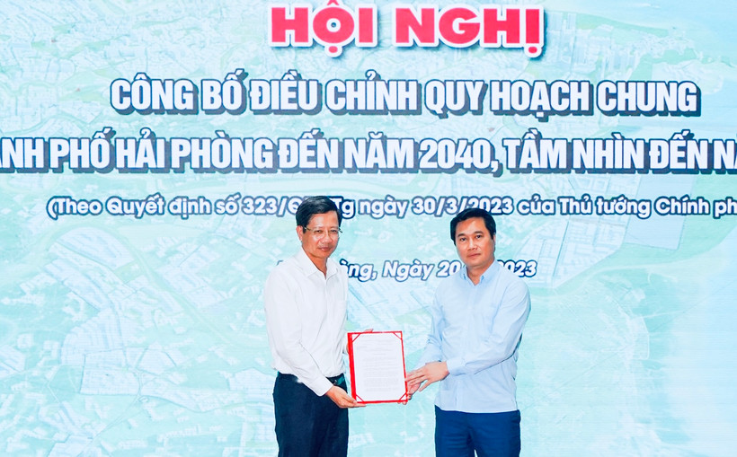 Thứ trưởng Xây dựng Nguyễn Tường Văn trao Quyết định điều chỉnh quy hoạch chung thành phố cho lãnh đạo Ủy ban nhân dân thành phố Hải Phòng.
