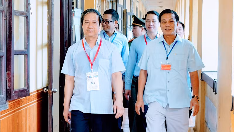 Bộ trưởng Giáo dục và Đào tạo Nguyễn Kim Sơn cùng Chủ tịch Ủy ban nhân dân thành phố Hải Phòng Nguyễn Văn Tùng kiểm tra thi tại điểm thi Trường THPT Thái Phiên.