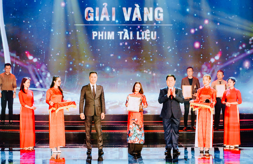 Bí thư Trung ương Đảng, Trưởng Ban Tuyên giáo Trung ương Nguyễn Trọng Nghĩa và Tổng Giám đốc Đài Truyền hình Việt Nam Lê Ngọc Quang trao giải Vàng tặng các tác giả.