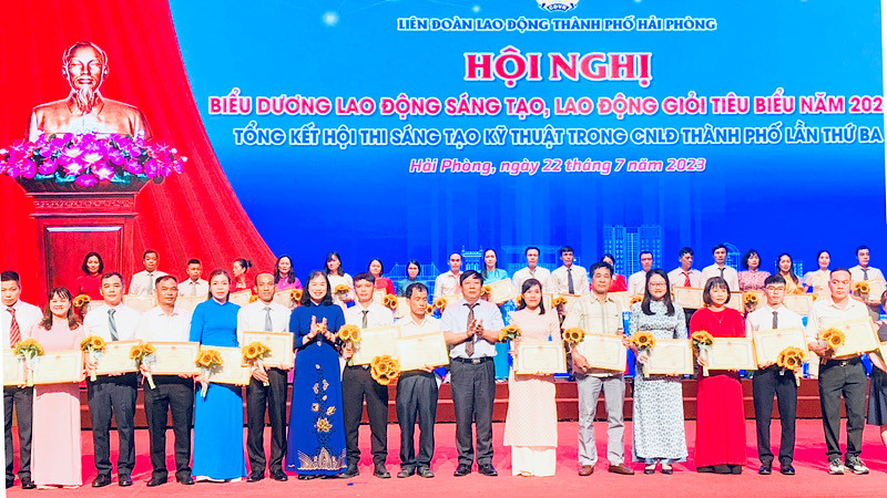 Biểu dương, tôn vinh và trao bằng khen tặng các lao động giỏi.