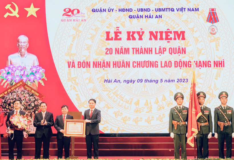 Trao Huân chương Lao động hạng Nhì của Chủ tịch Nước tặng nhân dân và cán bộ quận Hải An. (Hải Phòng)