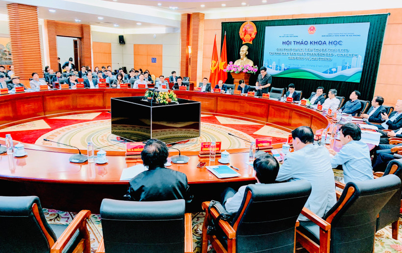 Quang cảnh hội thảo tìm giải pháp xử lý, tiêu thụ bã thải của Nhà máy DAP Đình Vũ.