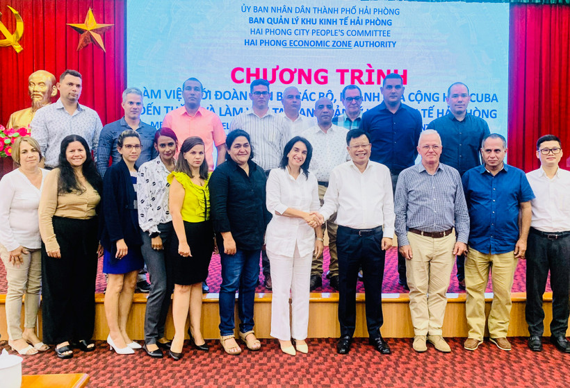 Đoàn cán bộ các bộ, ngành của Cộng hòa Cuba làm việc tại Ban Quản lý Khu Kinh tế Hải Phòng.
