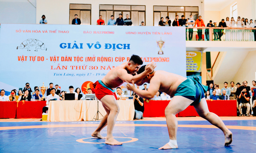 Một pha tranh tài trong giải vô địch vật tự do-vật dân tộc Cúp Báo Hải Phòng.