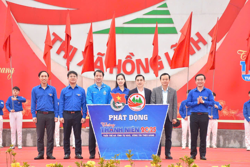 Các đồng chí đại diện lãnh đạo Trung ương Đoàn và tỉnh Hà Tĩnh thực hiện nghi lễ phát động Tháng Thanh niên năm 2025.