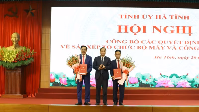 Bí thư Tỉnh ủy Hoàng Trung Dũng trao quyết định, tặng hoa chúc mừng hai đồng chí Bí thư Đảng ủy các cơ quan Tỉnh ủy và Bí thư Đảng ủy Ủy ban nhân dân tỉnh.