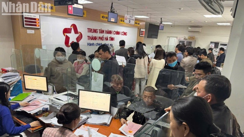 Người dân trên địa bàn thành phố Hà Tĩnh thực hiện việc chỉnh lý biến động trên giấy chứng nhận quyền sử dụng đất.