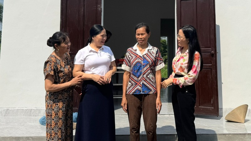 Các đồng chí lãnh đạo phường Hưng Trí (thị xã Kỳ Anh) chia sẻ niềm vui về ngôi nhà mới cùng chị Hồ Thị Hấn.