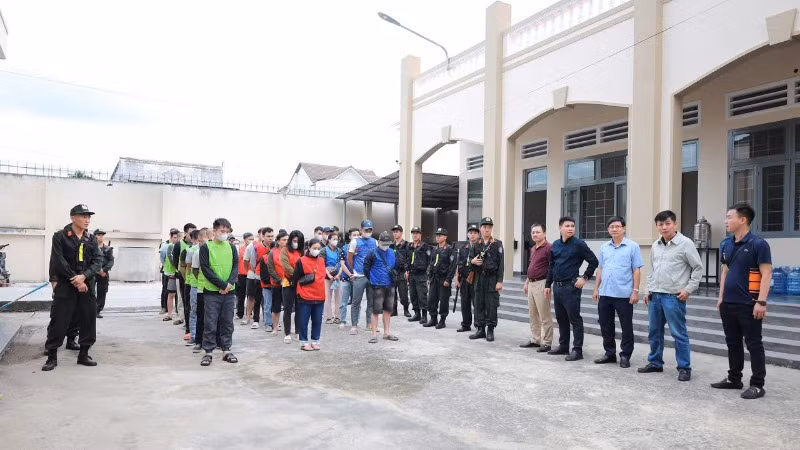 Lực lượng chức năng bắt giữ 56 đối tượng liên quan đến đường dây lừa đảo xuyên quốc gia.
