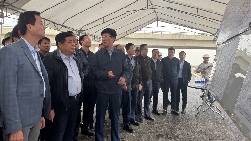 Phó Thủ tướng Chính phủ Nguyễn Chí Dũng trực tiếp kiểm tra hiện trường dự án cao tốc bắc nam đoạn Hàm Nghi-Vũng Áng.