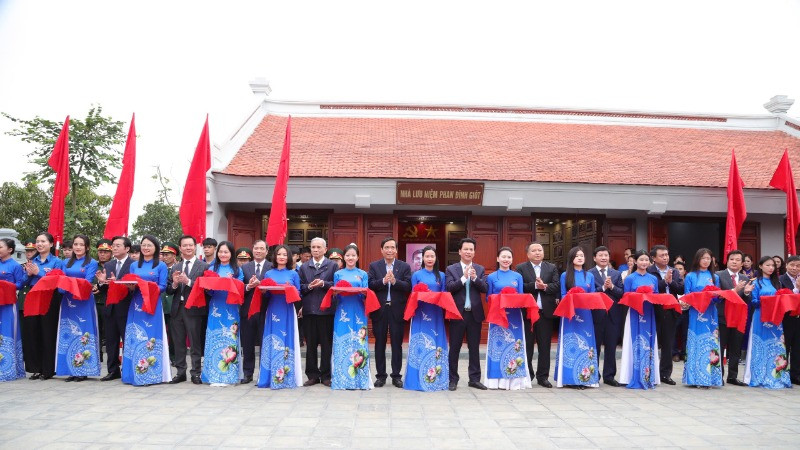 Các đồng chí đại diện lãnh đạo các cơ quan trung ương, địa phương thực hiện nghi lễ cắt băng khánh thành nhà tưởng niệm Anh hùng Phan Đình Giót.