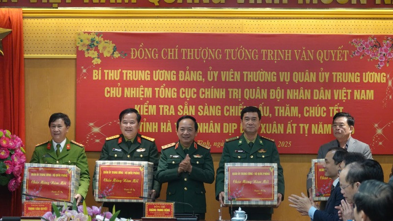 Đồng chí Trịnh Văn Quyết trao quà cho các đơn vị lực lượng vũ trang trên địa bàn Hà Tĩnh.