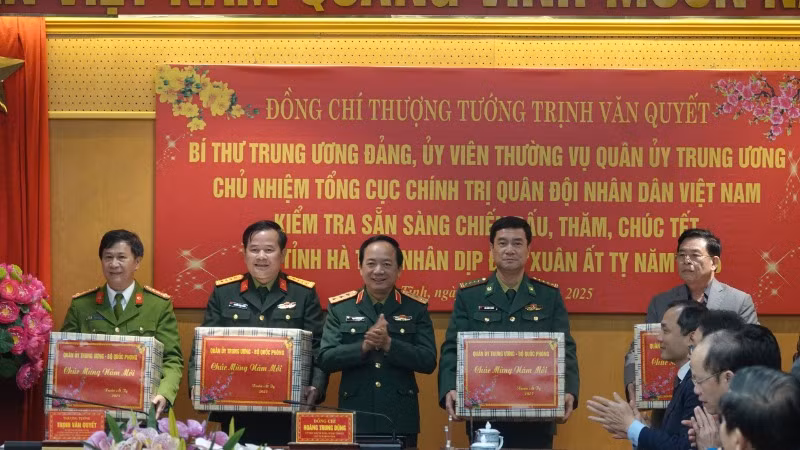 Đồng chí Trịnh Văn Quyết trao quà cho các đơn vị lực lượng vũ trang trên địa bàn Hà Tĩnh.