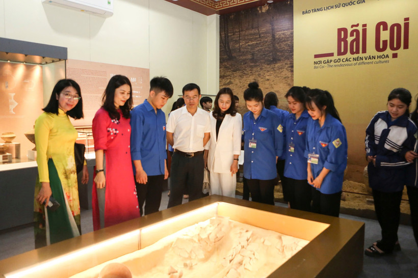 Chuyên đề trưng bày "Bãi Cọi - Nơi gặp gỡ các nền văn hoá" thu hút sự tham gia của đông đảo các tầng lớp nhân dân trên địa bàn