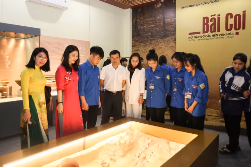 Chuyên đề trưng bày "Bãi Cọi - Nơi gặp gỡ các nền văn hoá" thu hút sự tham gia của đông đảo các tầng lớp nhân dân trên địa bàn