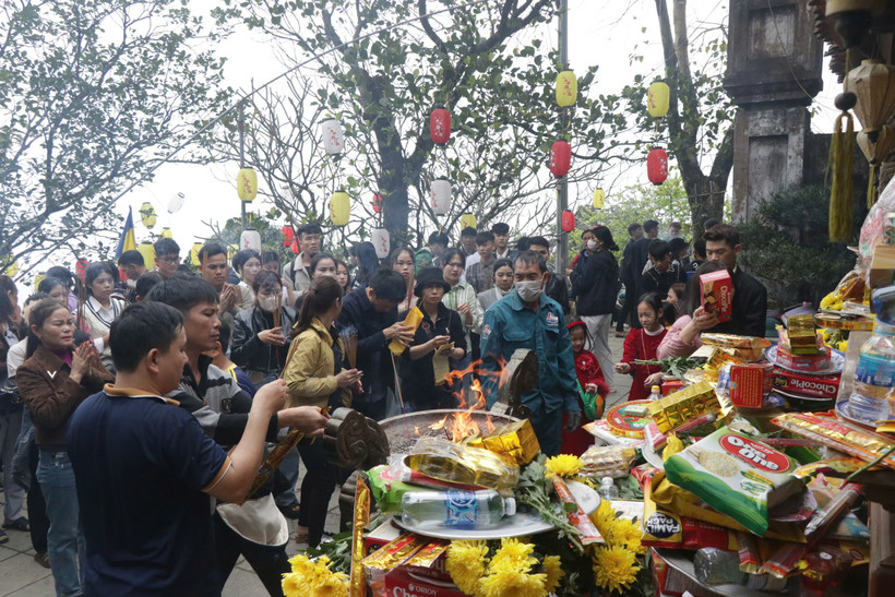 Đông đảo du khách trong và ngoài tỉnh Hà Tĩnh hành hương lên chùa Hương Tích tham quan cảnh đẹp, bái Phật, cầu tài, lộc...