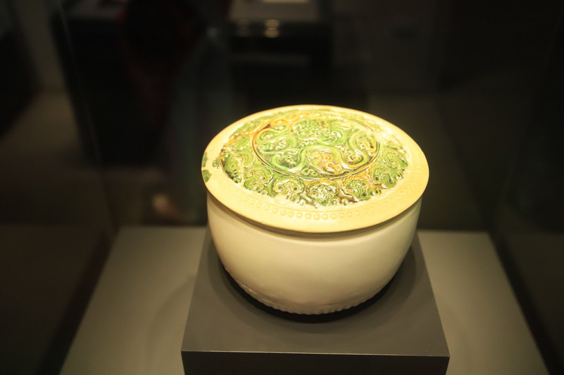 Trưng bày những báu vật Hoàng cung. Ảnh: TRẦN HUẤN