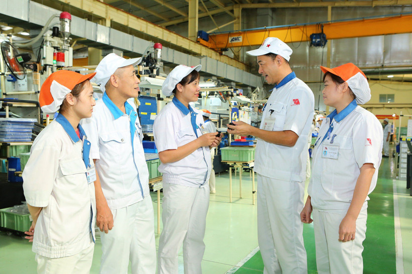 Chuyên gia Nhật Bản hướng dẫn nhân viên kỹ thuật tại Công ty TNHH Yokoi Mould Việt Nam, Khu công nghiệp Đình Trám, huyện Việt Yên (Bắc Giang). Ảnh: THÀNH ĐẠT