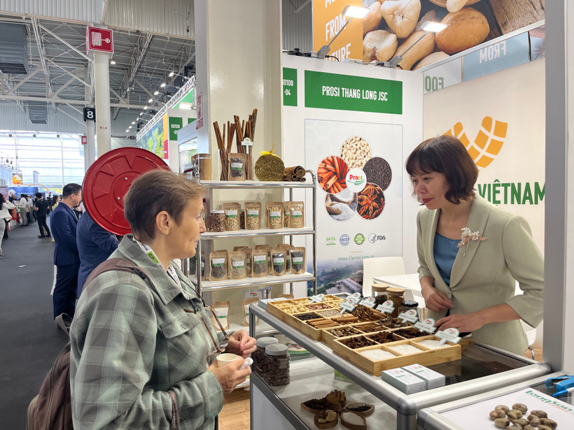 Nông sản Việt Nam thu hút sự quan tâm của nhiều nhà phân phối, người tiêu dùng tại Hội chợ Quốc tế Công nghiệp Thực phẩm Sial Paris 2022.