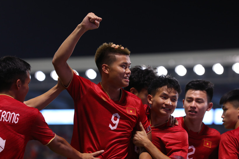 Pha đánh đầu tuyệt đẹp của Văn Tùng (số 9) vào lưới U22 Lào được kỳ vọng sẽ mở đầu cho kỳ SEA Games 32 thành công của Đoàn Thể thao Việt Nam. Ảnh: NHƯ NGUYỄN 