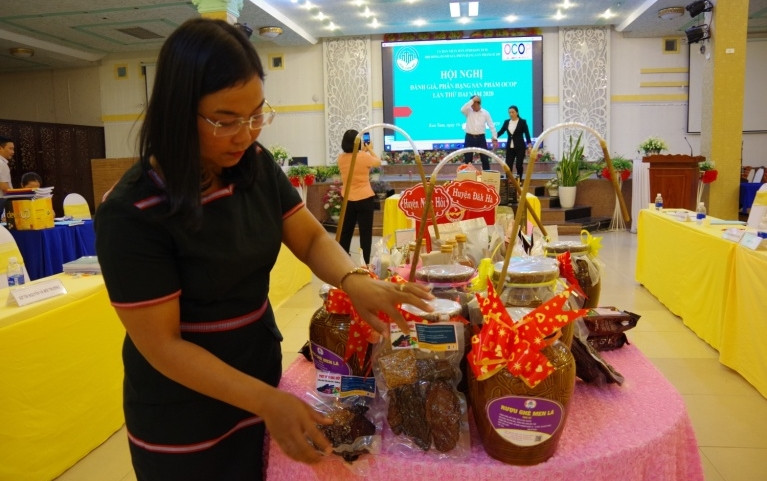 Đồng chí Y Chon giới thiệu sản phẩm của HTX.