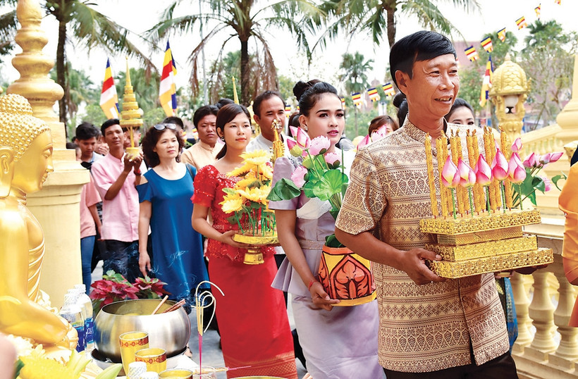 Lễ vật cúng dường nhất thiết phải có các cây đèn cầy lớn để thắp sáng trong suốt ba tháng Nhập hạ. Ảnh: BTC