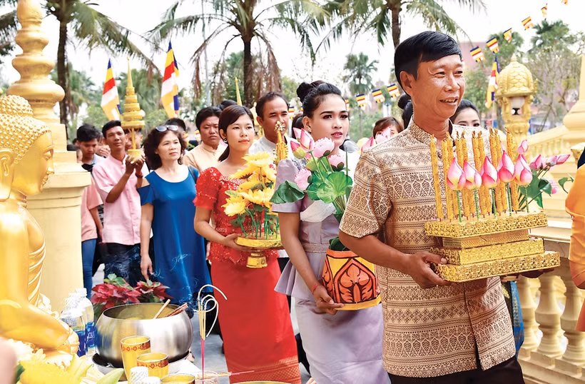 Lễ vật cúng dường nhất thiết phải có các cây đèn cầy lớn để thắp sáng trong suốt ba tháng Nhập hạ. Ảnh: BTC