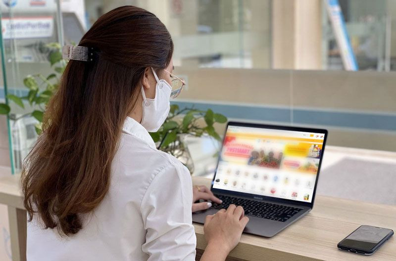 Người dân không nên sử dụng các đường dẫn (link), ứng dụng giả mạo không rõ nguồn gốc, không tham gia các giao dịch ảo... Ảnh: Duy Anh