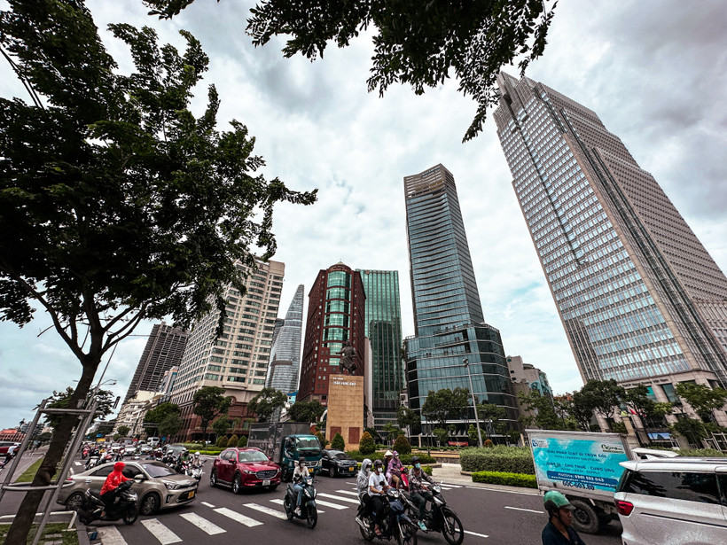Công trình kiến trúc cao tầng xuất hiện ngày càng nhiều ở đô thị lớn như Thành phố Hồ Chí Minh. Ảnh: MẬT ONG