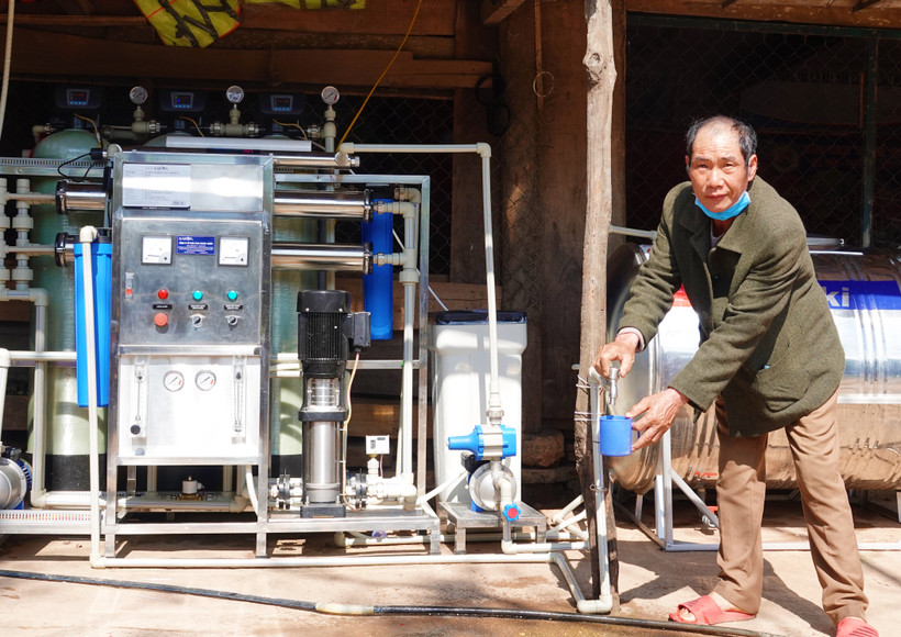 Trưởng bản Cao Xuân Xiêm vận hành máy lọc nước phục vụ bà con.