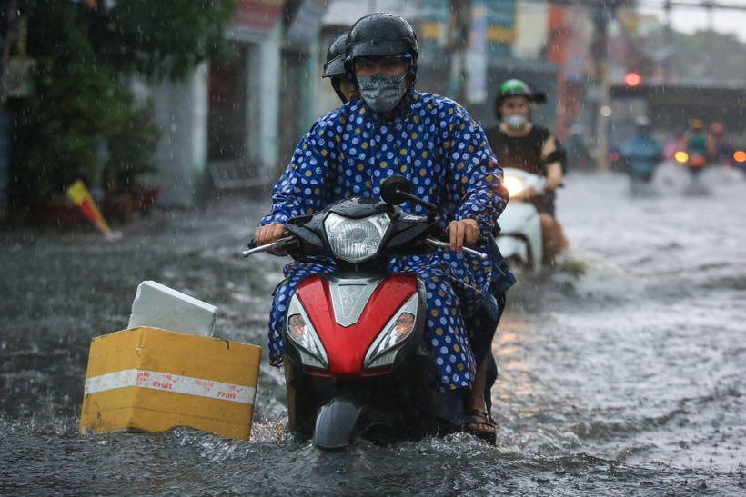 Nhiều tuyến đường ở TP Hồ Chí Minh bị ngập nặng sau những cơn mưa đầu mùa. Ảnh: Nhật Thịnh