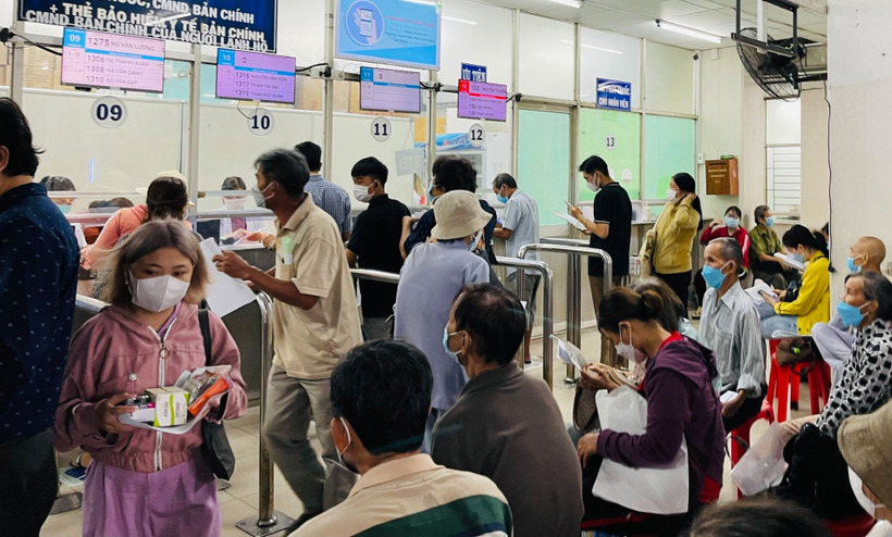 Bệnh nhân bảo hiểm y tế nhận thuốc tại Bệnh viện Chợ Rẫy, Thành phố Hồ Chí Minh. Ảnh: Duy Tính