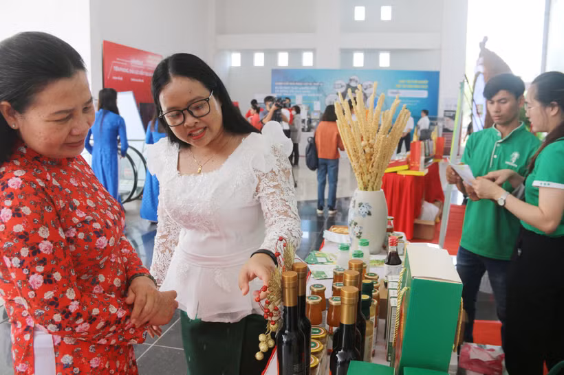 Giám đốc Công ty TNHH Trà Vinh Farm Thạch Thị Chal Thi (áo trắng) giới thiệu các sản phẩm từ mật hoa dừa.