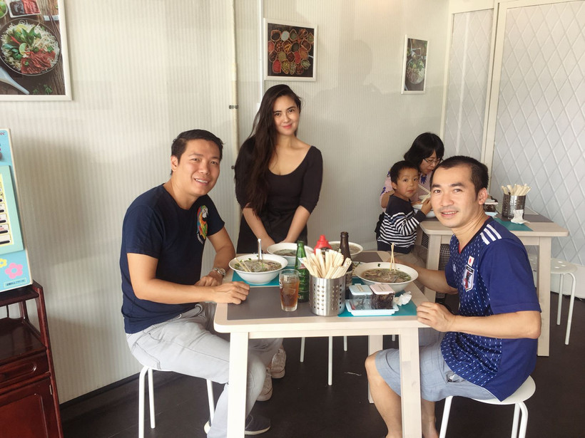 Tác giả chụp lưu niệm cùng những vị khách yêu quý hương vị Phở của Doctor Phở. 