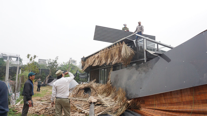 Lực lượng chức năng phường Ngọc Thụy (quận Long Biên) phối hợp xử lý vi phạm tại tổ 36, phường Ngọc Thụy.