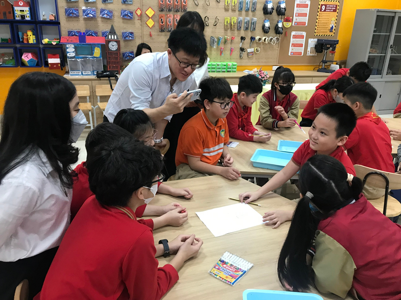 Học sinh Trường tiểu học chất lượng cao Tràng An trong tiết học STEM.