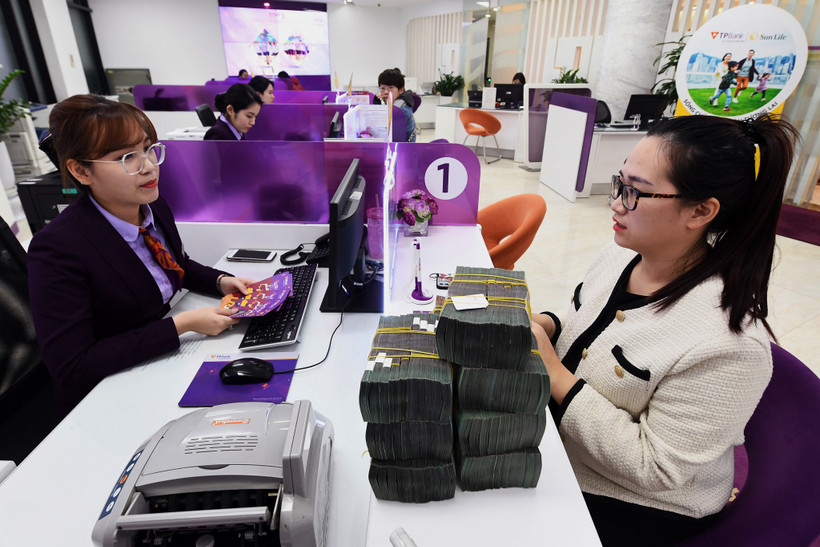 Theo quy định mới, các ngân hàng phải bố trí quầy giao dịch bảo hiểm riêng tại các phòng giao dịch, chi nhánh ngân hàng. Ảnh: Hoàng Hà