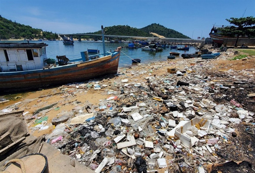 Rác thải bủa vây cảng cá Đề Gi (huyện Phù Cát, Bình Định). Ảnh: Phan Hiếu